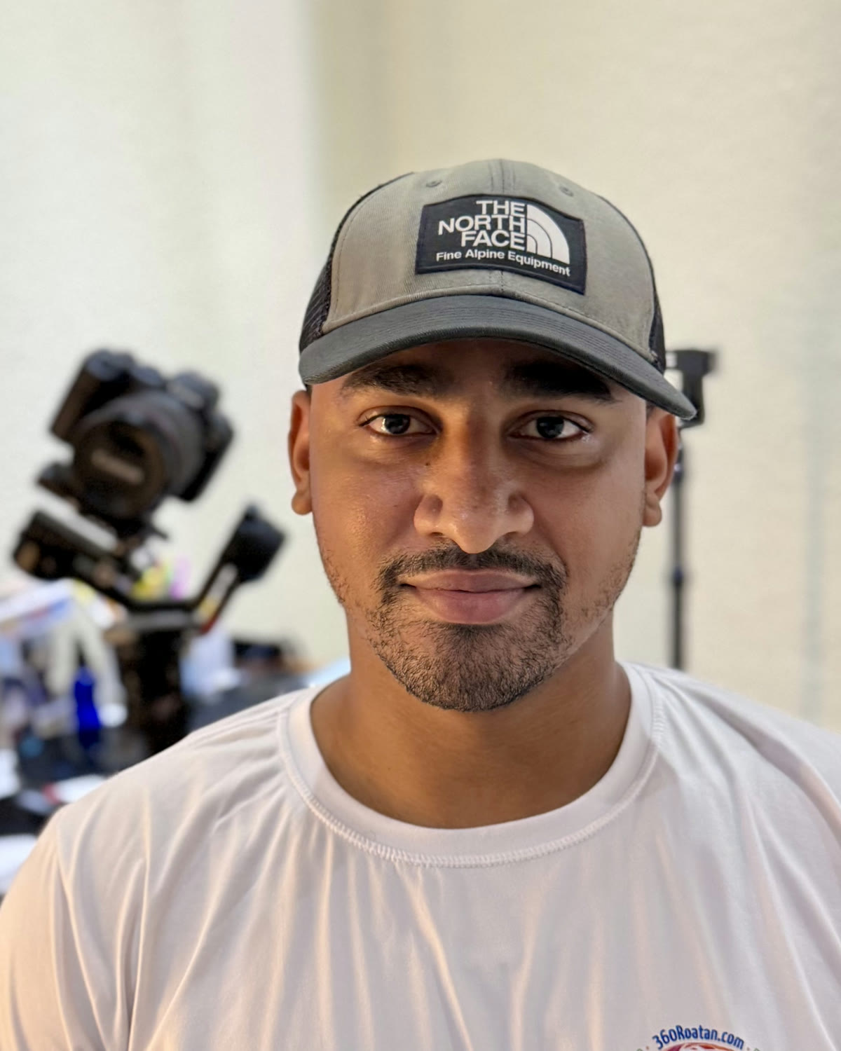 Danny Bennett, founder of 360Roatan, in his studio